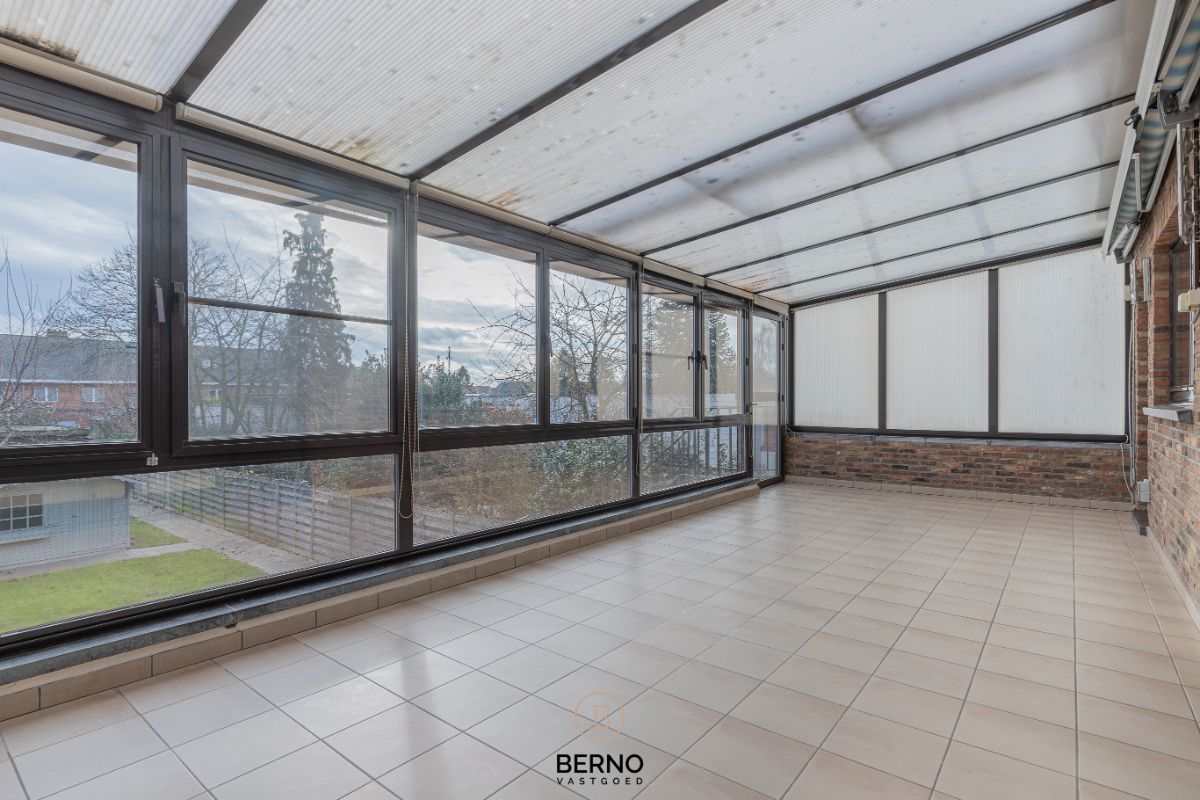 Building met praktijkruimte en 2 appartementen op commerciële locatie foto 7