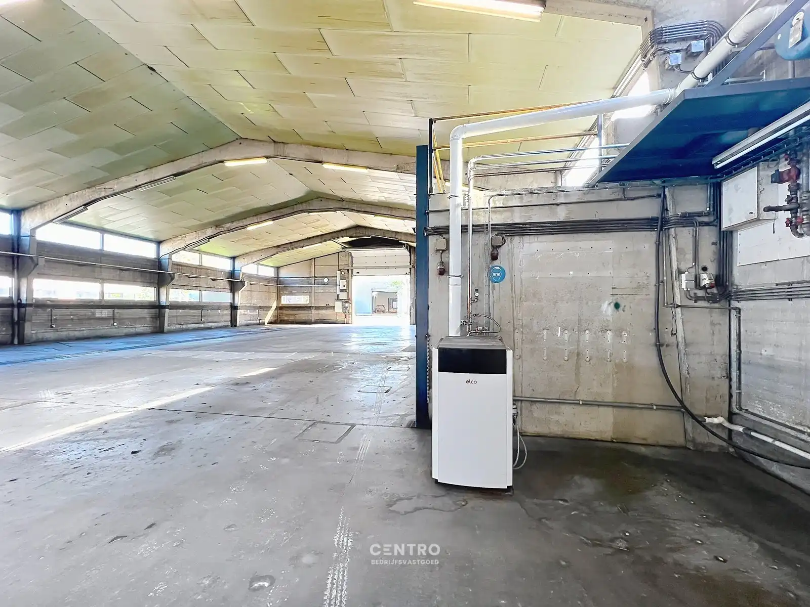 Magazijn met bureel (± 840m²) op INDUSTRIEZONE met gelijkvloerse LICHTRIJKE woonst  (o.a. 3 slpks, 2 garages,...)  op een prachtig HOEKperceel van 2.061 m² te Diksmuide! foto 11