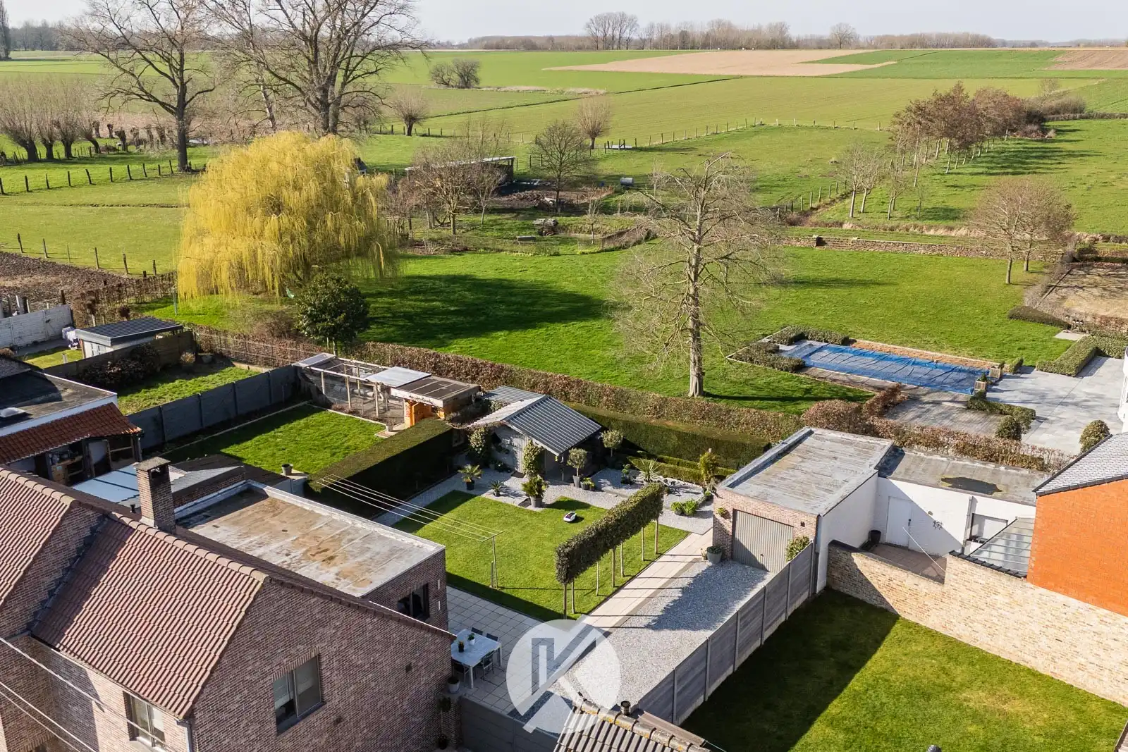 Ruime halfopen bebouwing op strategische locatie foto 4