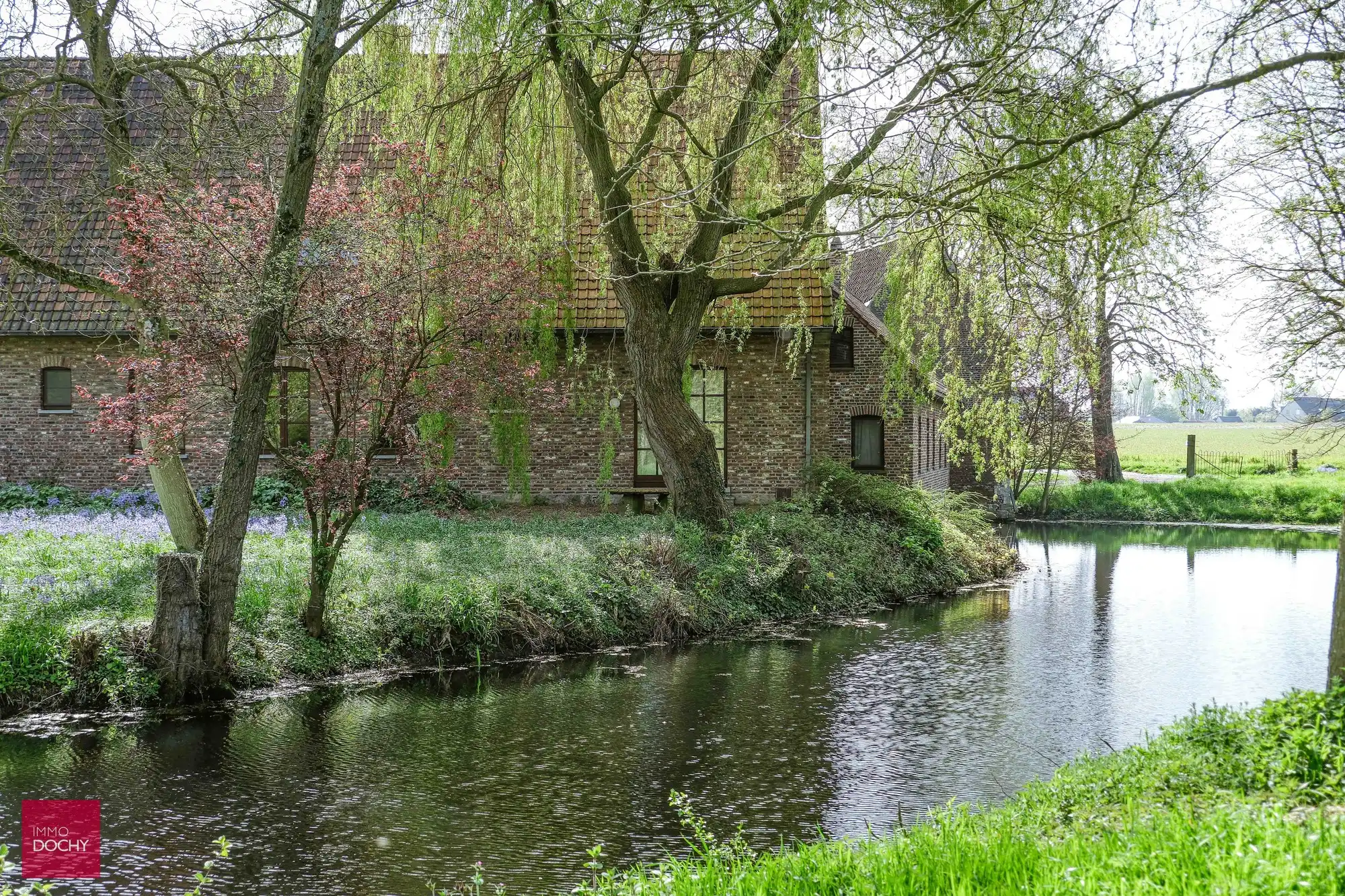 Historische omwalde hoeve met verschillende bijgebouwen foto 6