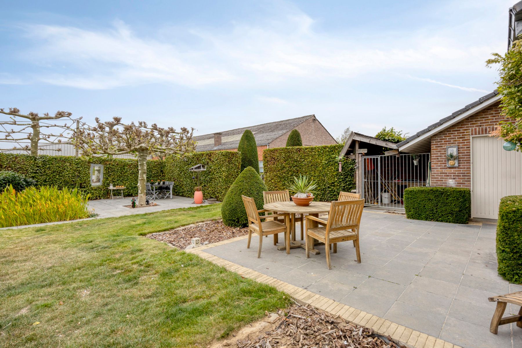 Exclusieve villa met grote loodsen combineer werken en wonen foto 35