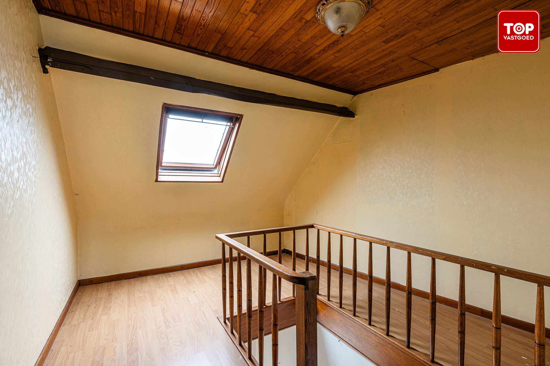 Te renoveren woning met veel potentieel foto 10