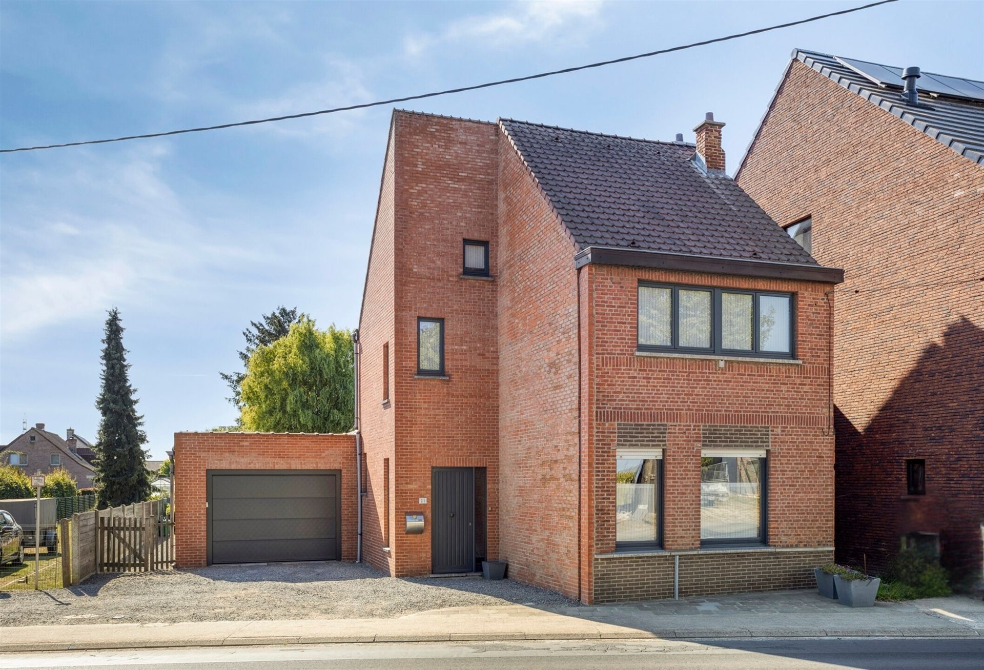 Hoofdfoto van de publicatie: Ruime gezinswoning met zonnige tuin en garage in hartje Merchtem