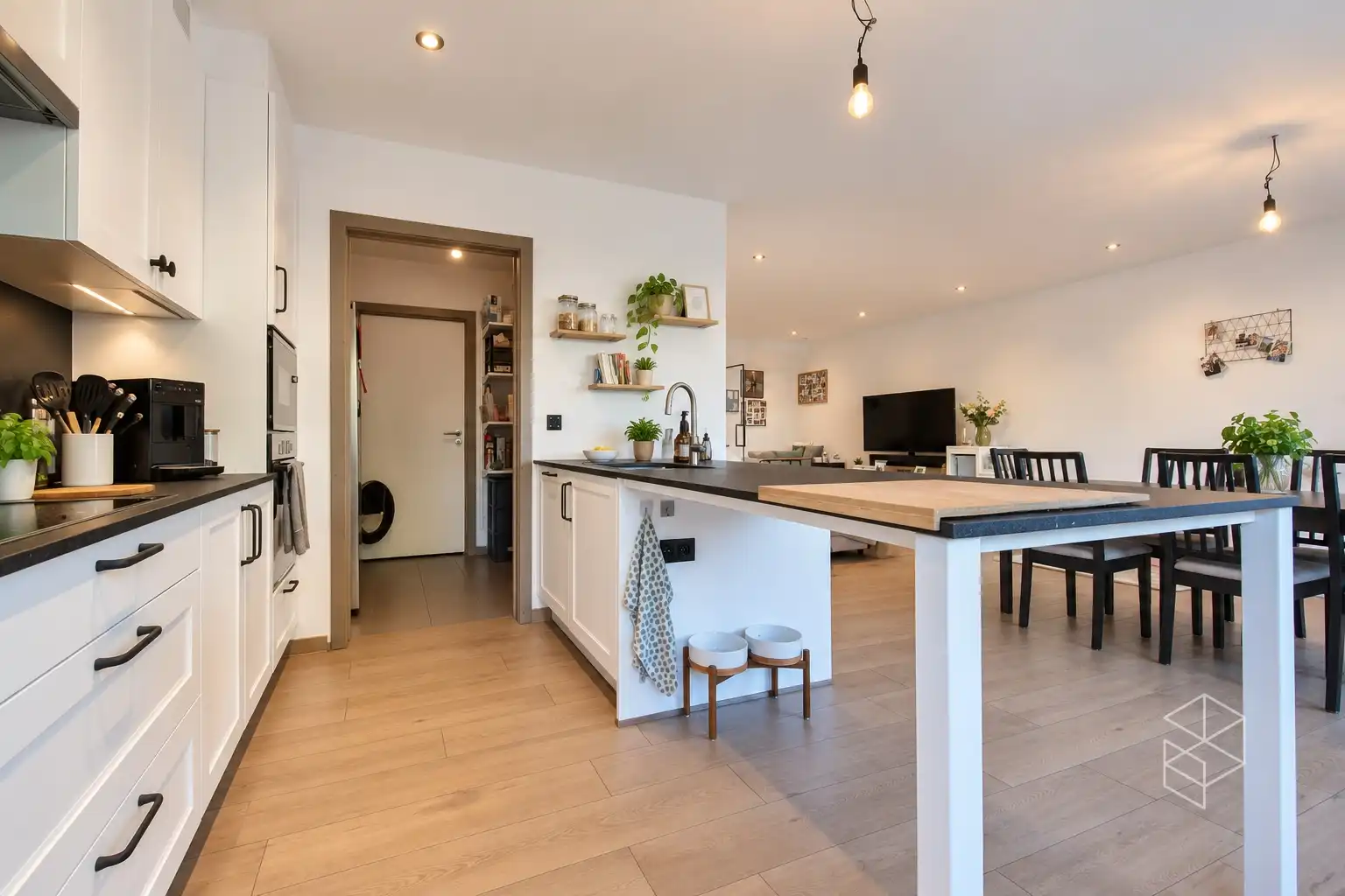IN OPTIE - COMPROMIS IN OPMAAK | Recente (bj. 2024) royale woning &nbsp;met 4  slaapkamers en tuin op uiterst rustige locatie foto 8
