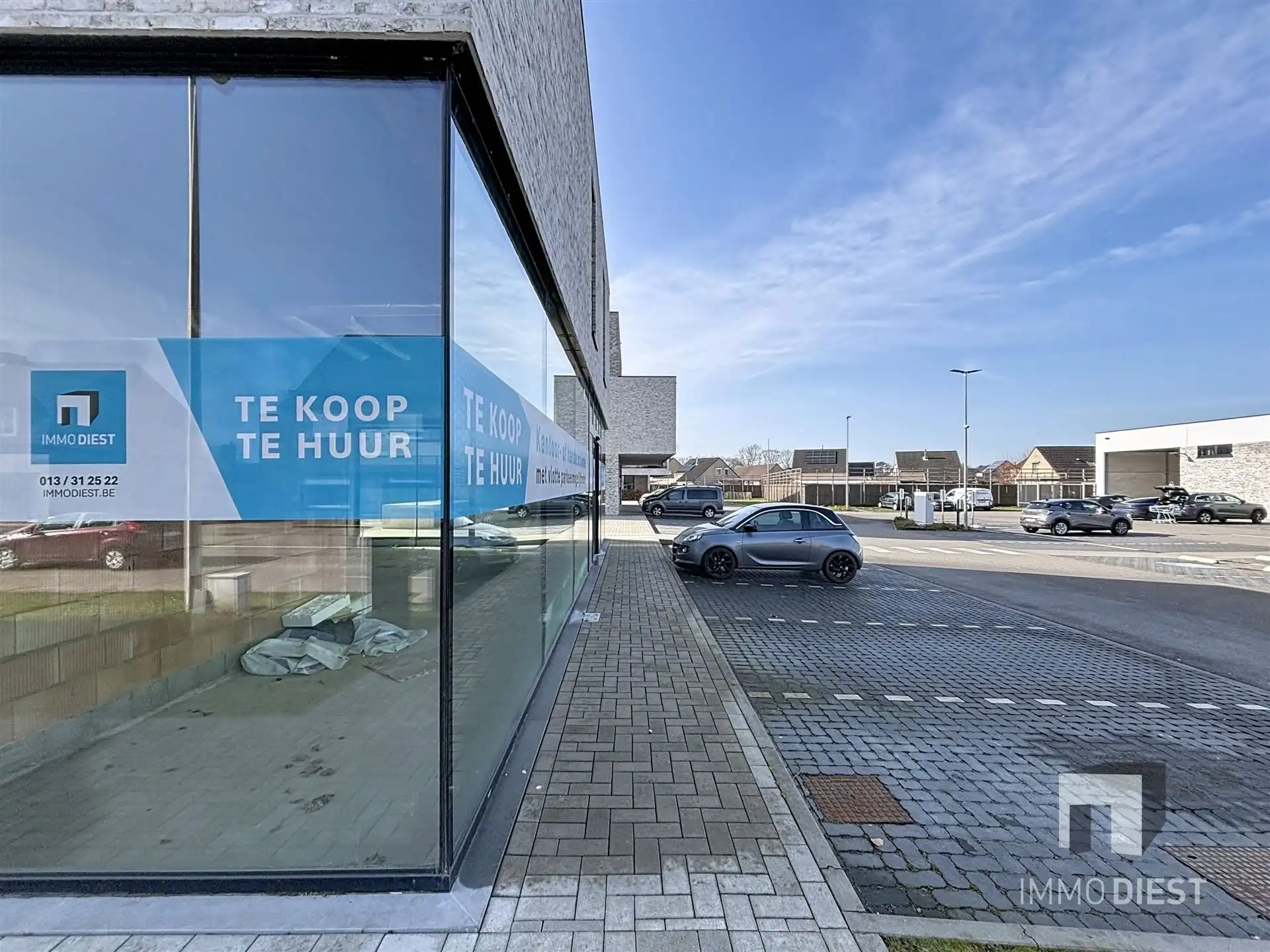 Commercieel Gebouw van 374m2 op toplocatie met parking! foto 9