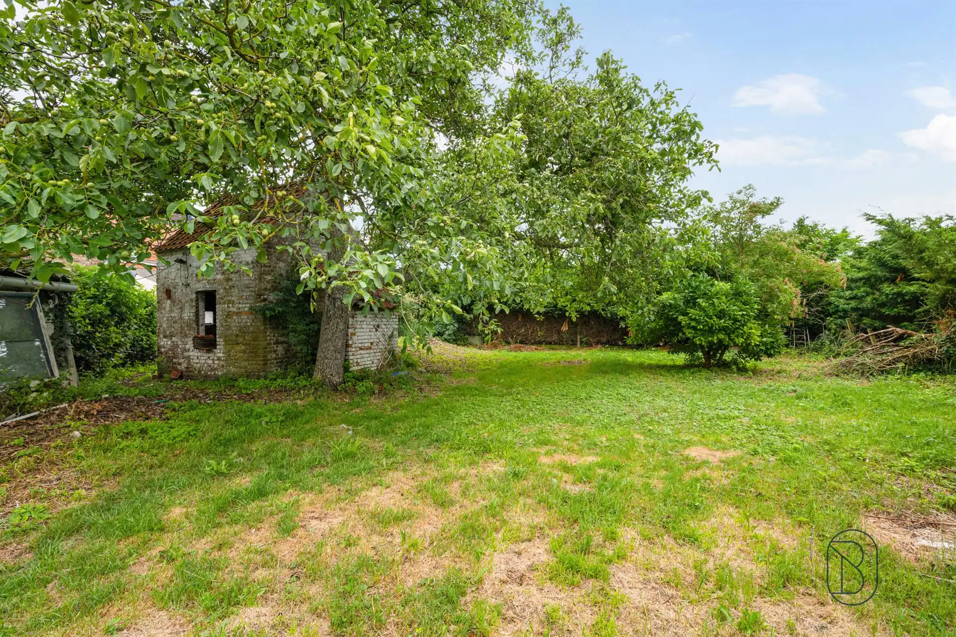 Te renoveren / af te breken woning met POTENTIEEL en uitweg foto 3