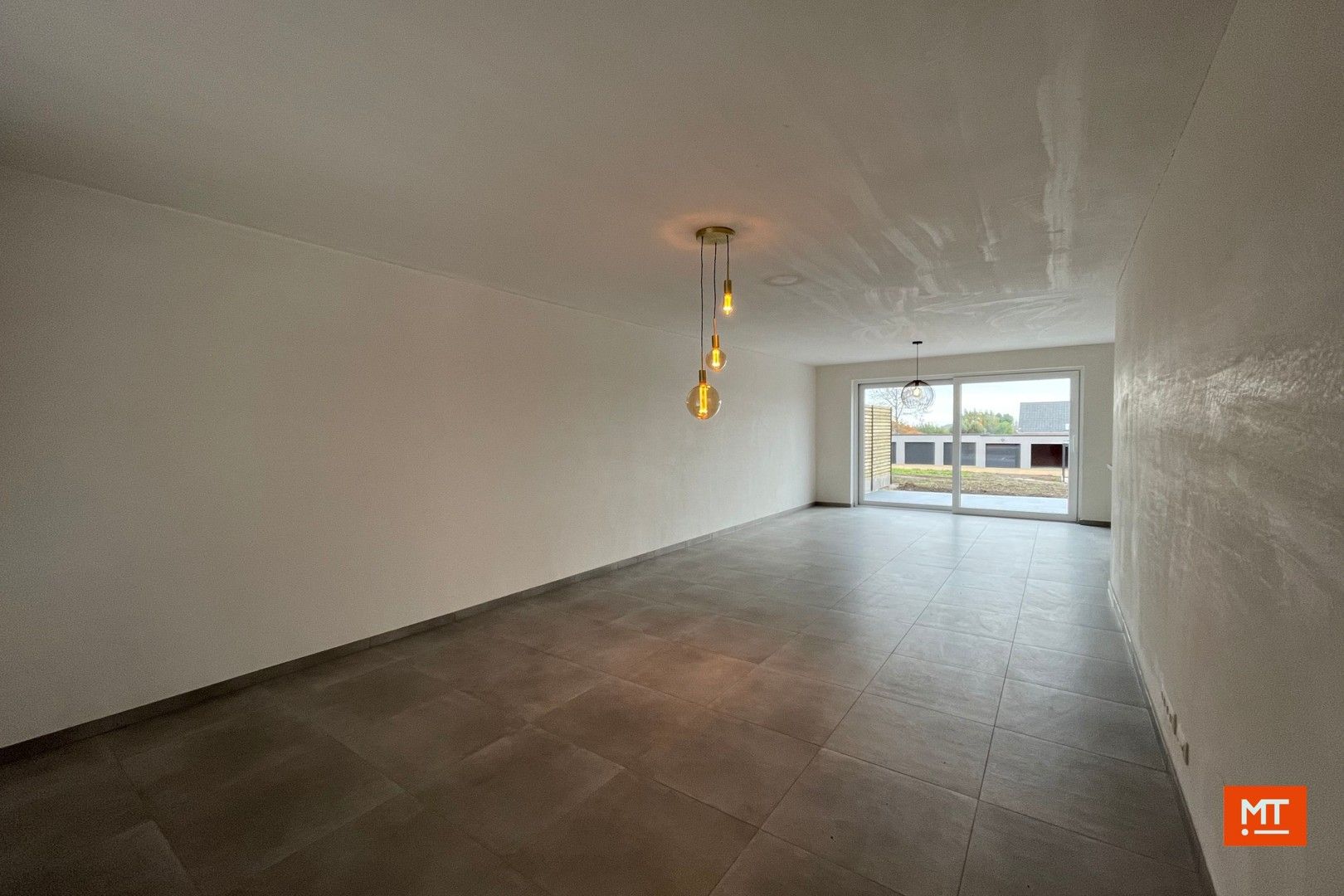 Rijwoning te huur met 3 slaapkamers en carport foto 3