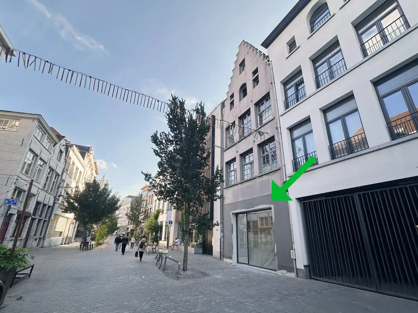 Instapklaar handelspand op een fantastische locatie in een autoluwe straat foto {{pictureIndex}}