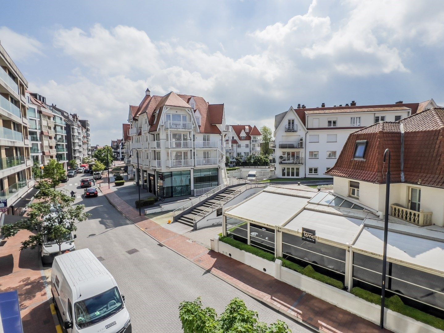 Zonnig appartement met vrij zicht, zeer goed gelegen op de Kustlaan vlakbij het Driehoeksplein en het Albertplein in het Zoute. foto 18