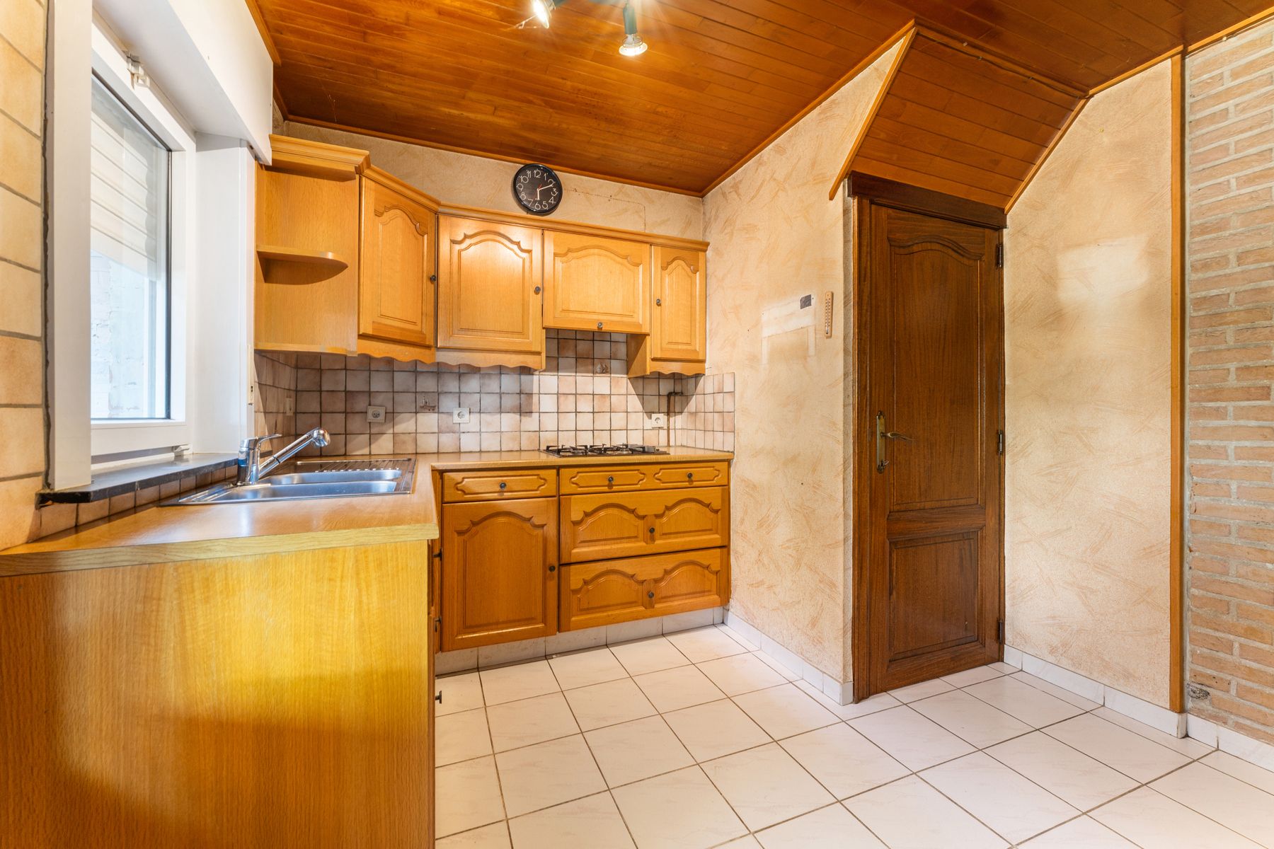 Op te knappen woning met tuin en garage foto 10