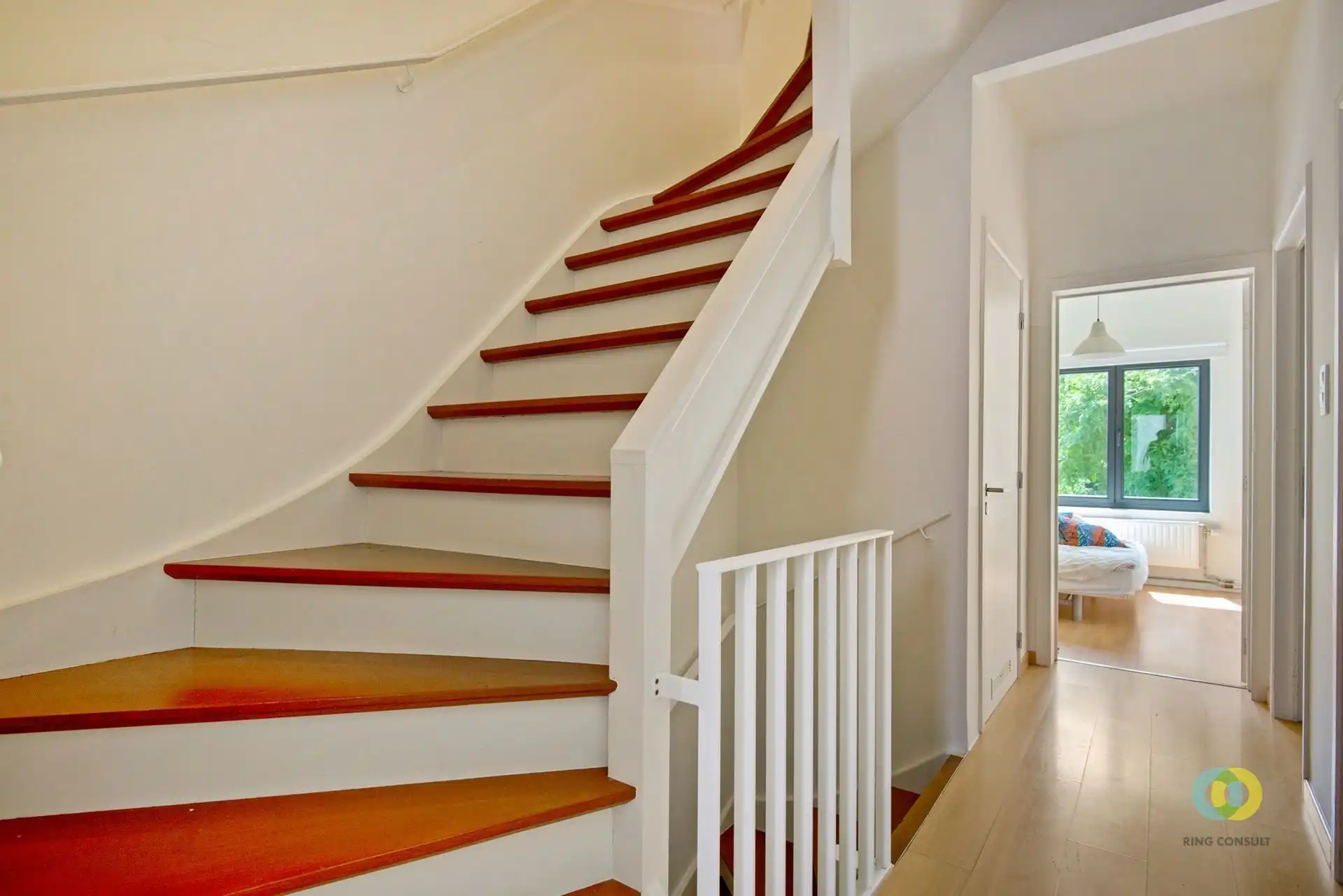 Instapklare gerenoveerde woning met 4 slaapkamers en tuin foto 17