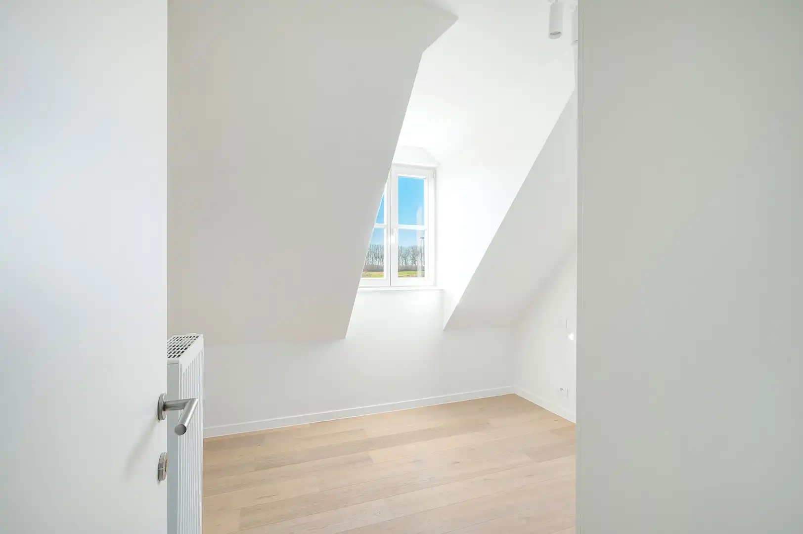 Ruime woning met vier slaapkamers en een grote tuin, gelegen in een rustige en aangename omgeving. foto 23