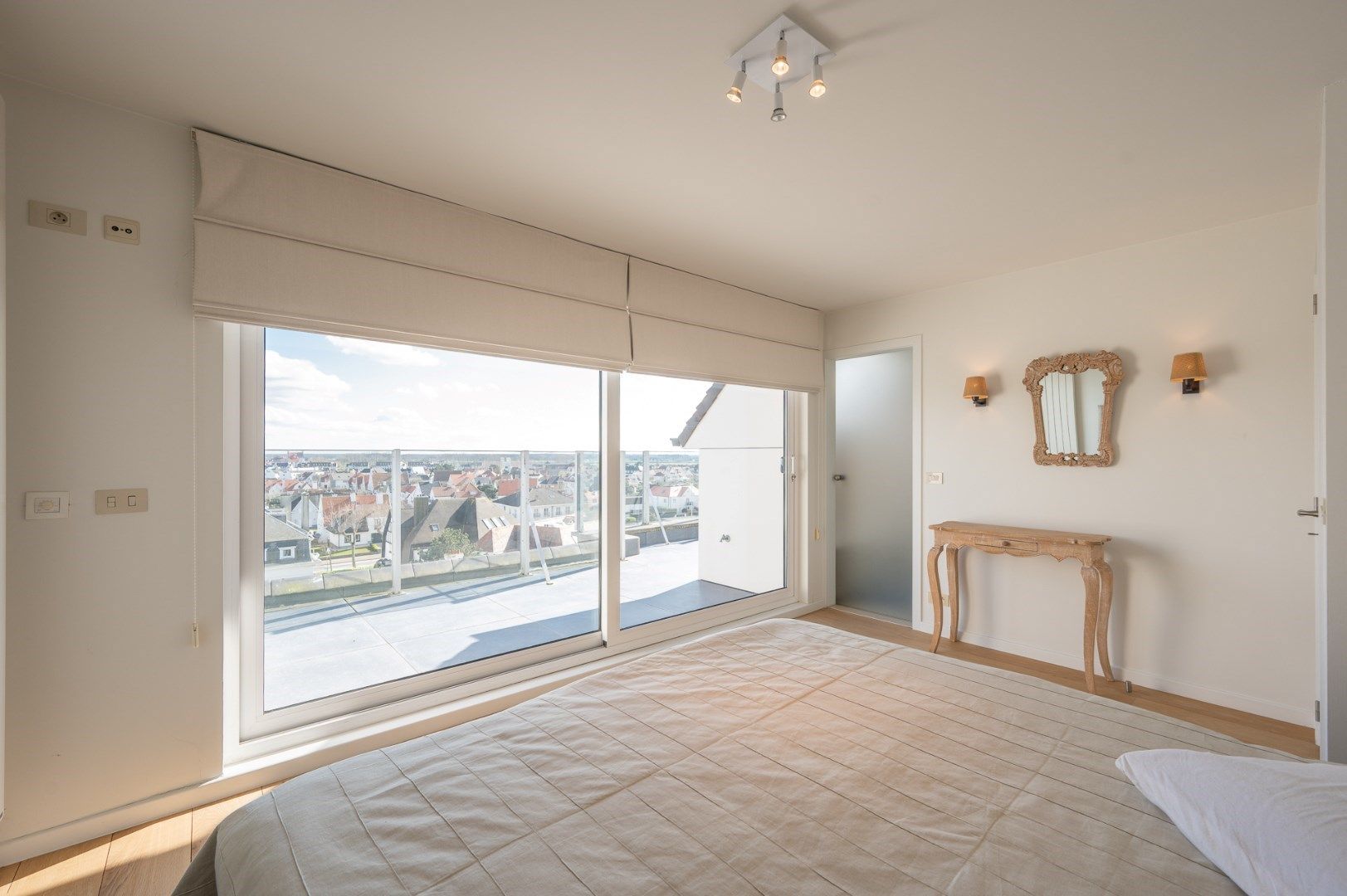 Prachtige duplex dakappartement met  2 zeer zonnige terrassen en unieke vergezichten gelegen op de Jozef Nellenslaan. Tandembox te koop op het gelijkvloers foto 12