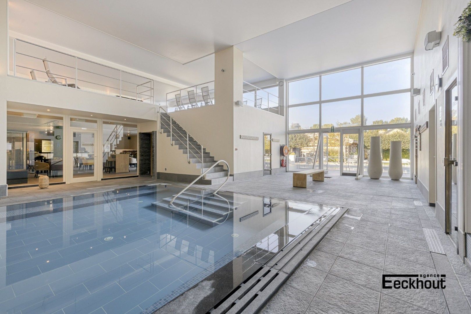 Handelscomplex op gunstige locatie foto 17