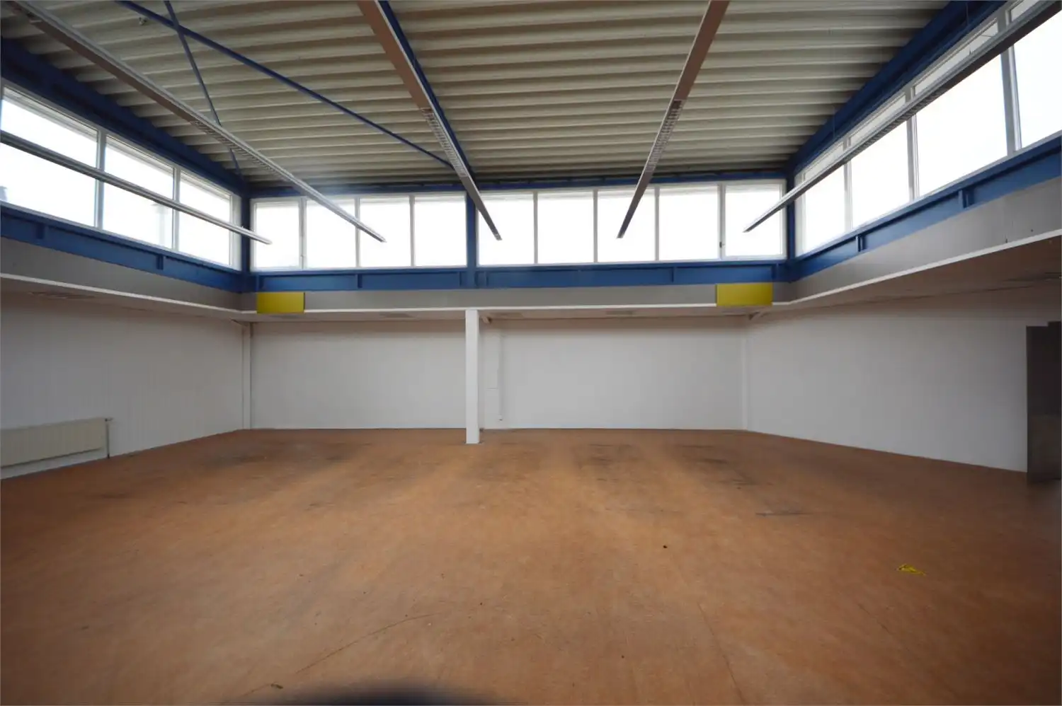 ** IN OPTIE ** COMMERCIEEL GEBOUW BAANLOCATIE MET PARKING NABIJ MCDONALDS foto 21