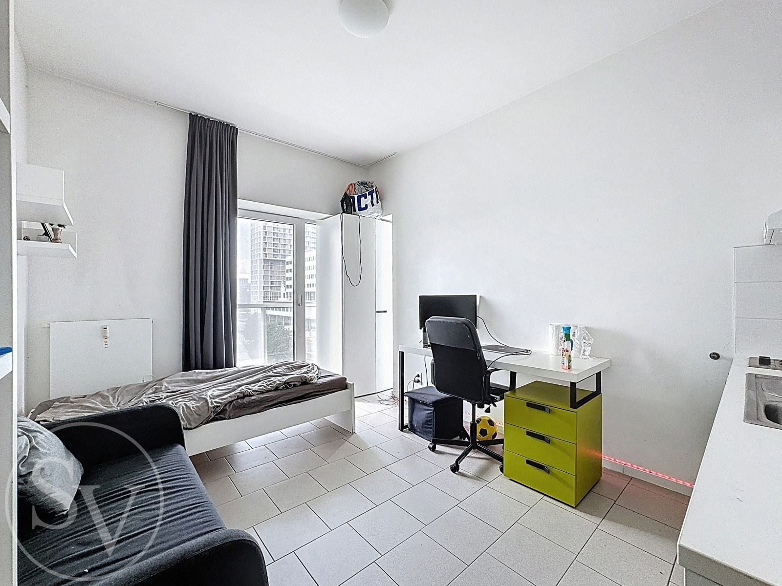 Studentenkamer met terras, kelder en parking. foto {{pictureIndex}}