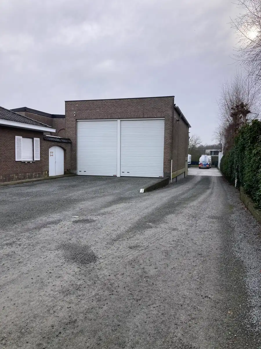 multifunctionele bedrijfsgebouw in perfecte staat met laad en loskaaien vooraan het gebouw. foto {{pictureIndex}}