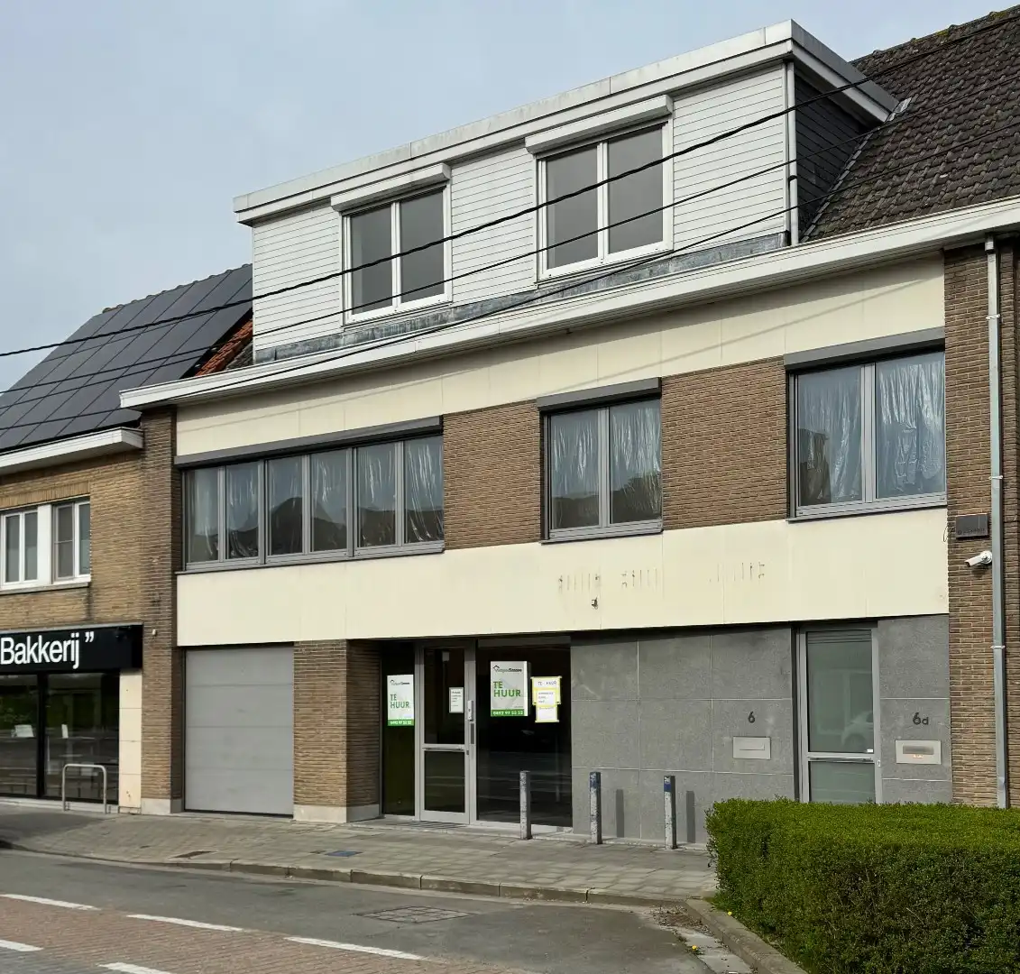 Commerciële toplocatie in Vleteren met burelen, vergaderruimtes en parking foto {{pictureIndex}}