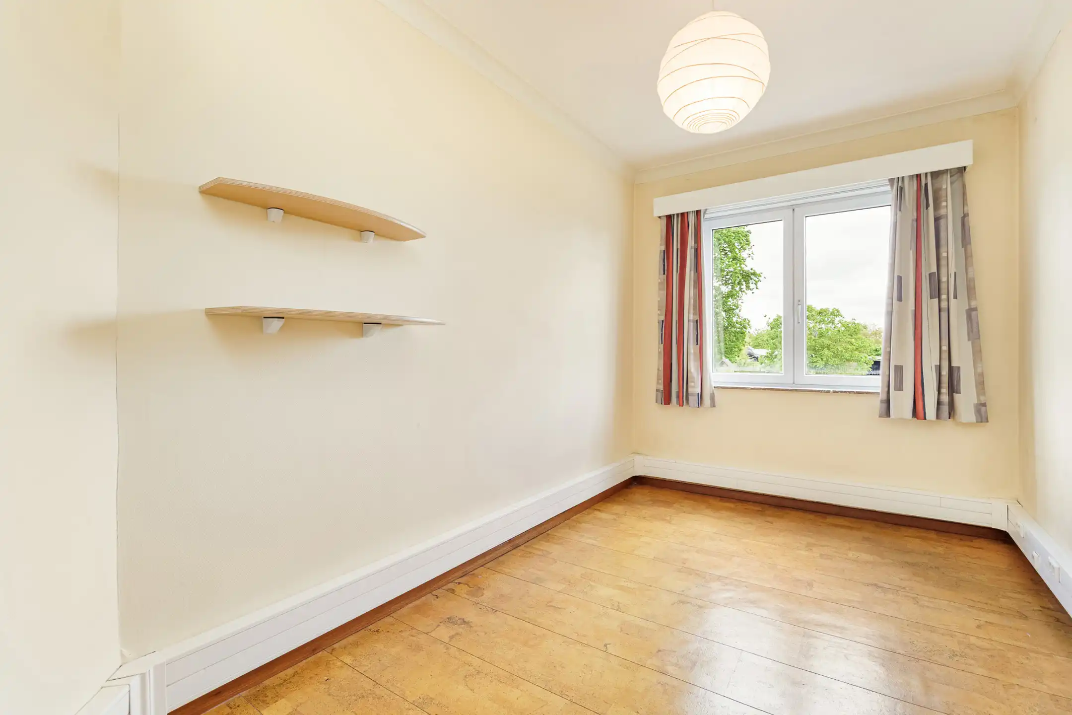Charmante driegevelwoning met garage foto 8