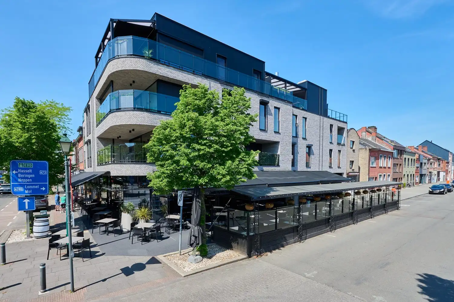 Uniek handelspand op toplocatie in het aangename centrum van Leopoldsburg foto {{pictureIndex}}