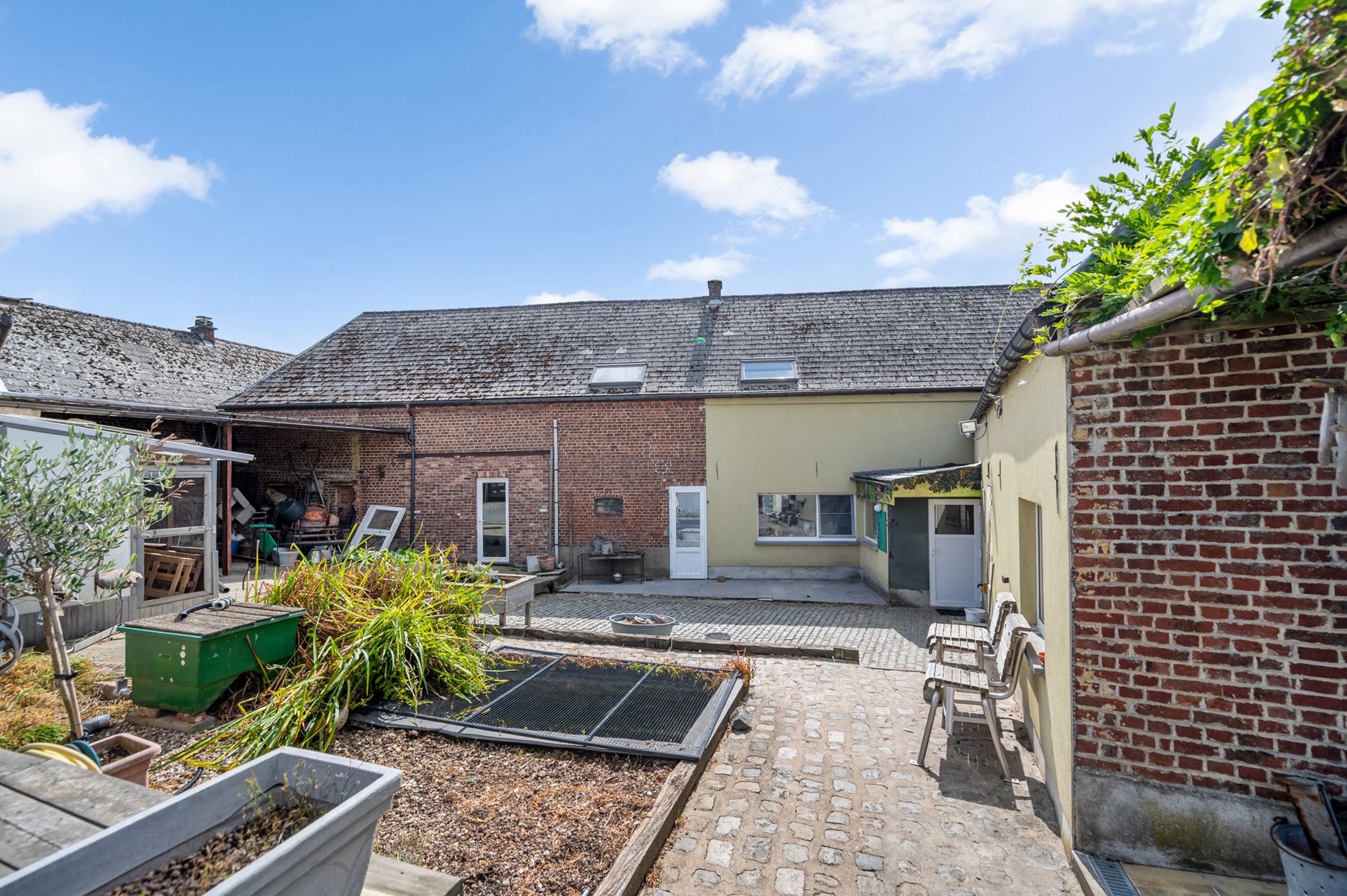 Ruime woning met atelier en garage op perceel van 32 are  foto 7