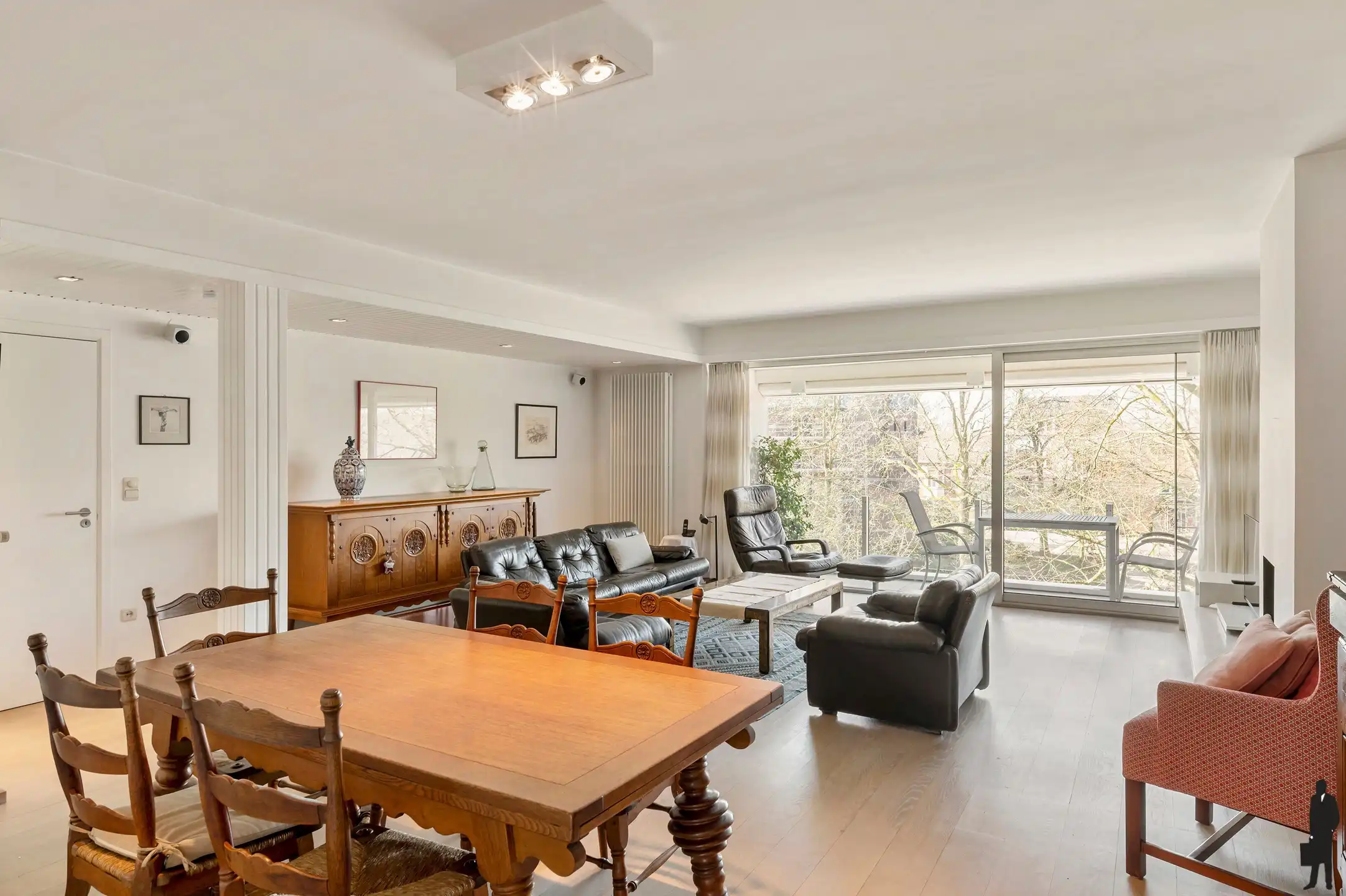 Dit lichtrijke en instapklare appartement combineert comfort, ruimte en een warme uitstraling op een uitstekende ligging. foto 3