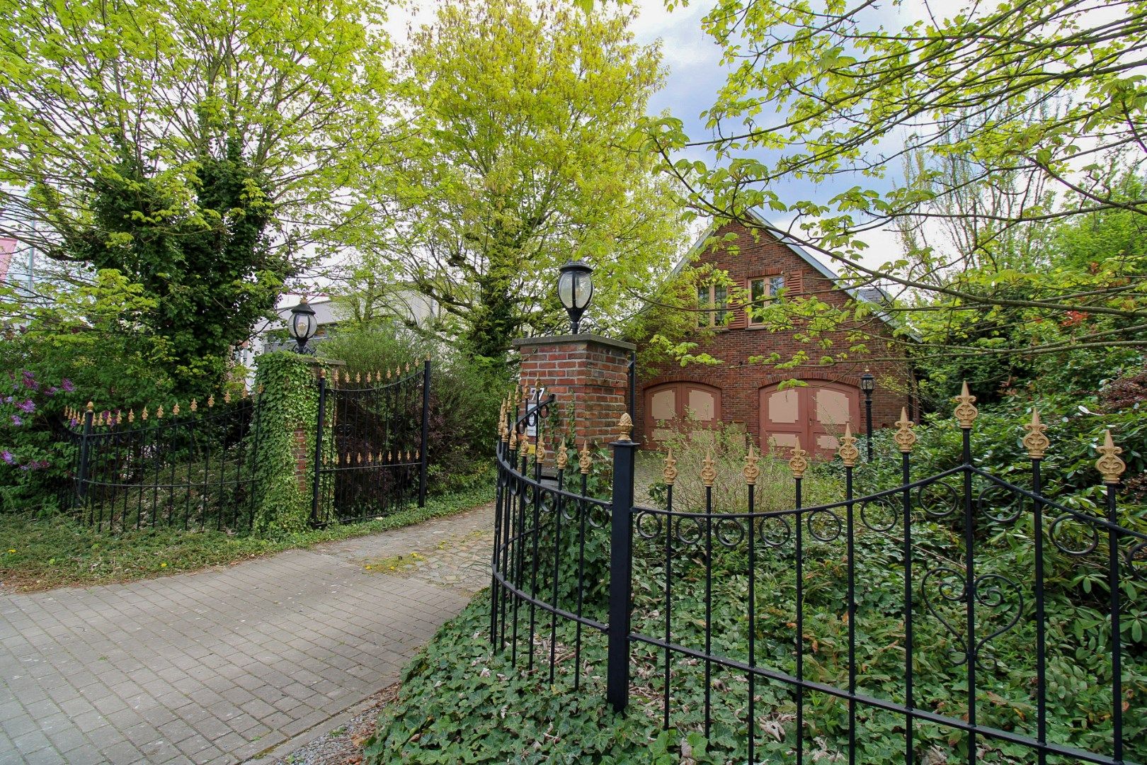 Luxe, ruimte en ontspanning onder één dak – exclusieve villa met zwembad en tennisveld te koop in Beveren! foto 3