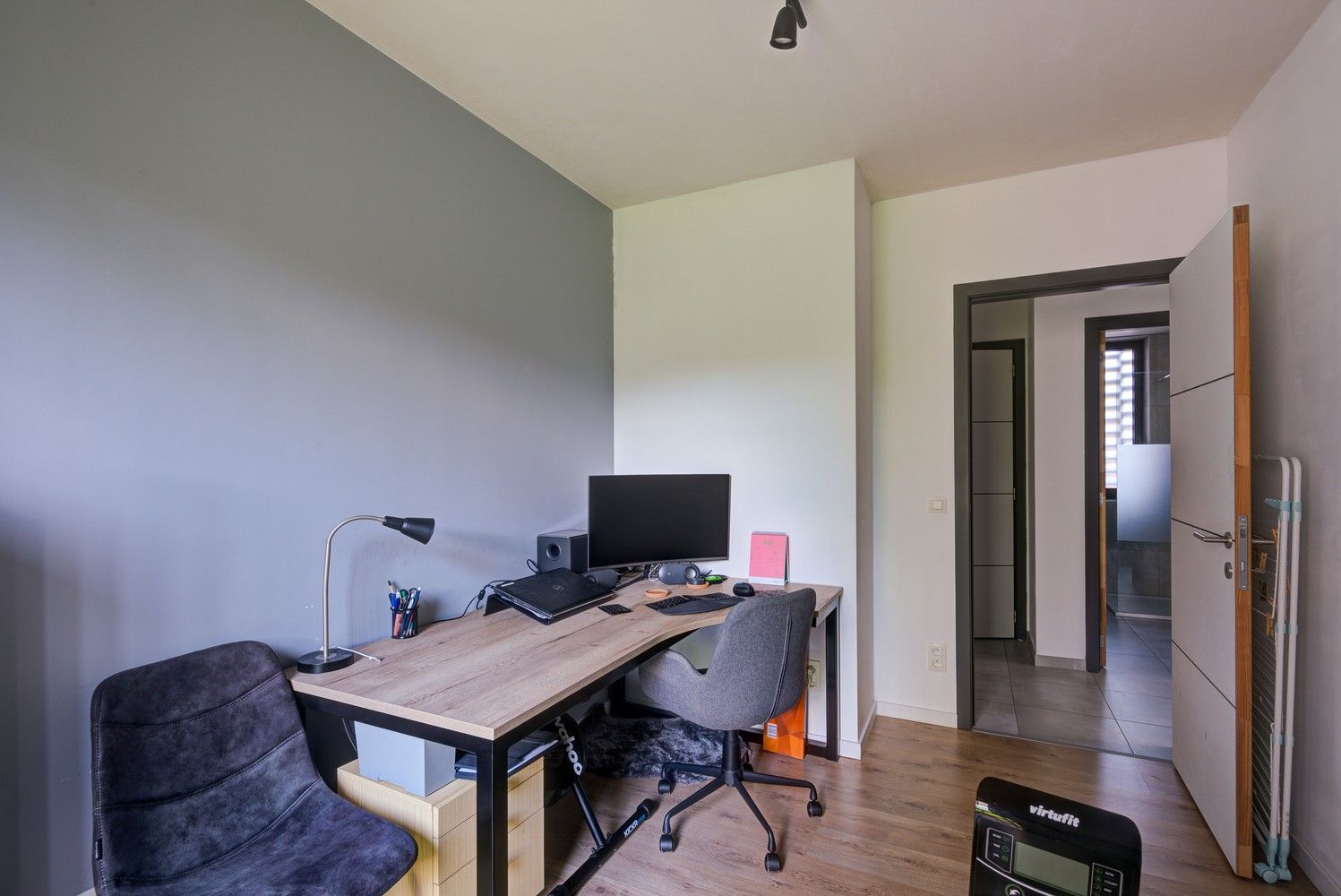 INSTAPKLAAR GELIJKVLOERS APPARTEMENT MET 2 SLAAPKAMERS EN AUTOSTAANPLAATS TE HASSELT foto 13