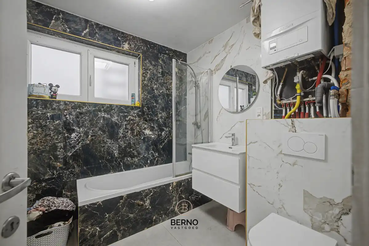 Gerenoveerde woning met 5 slaapkamers en parkeerplaats foto 10