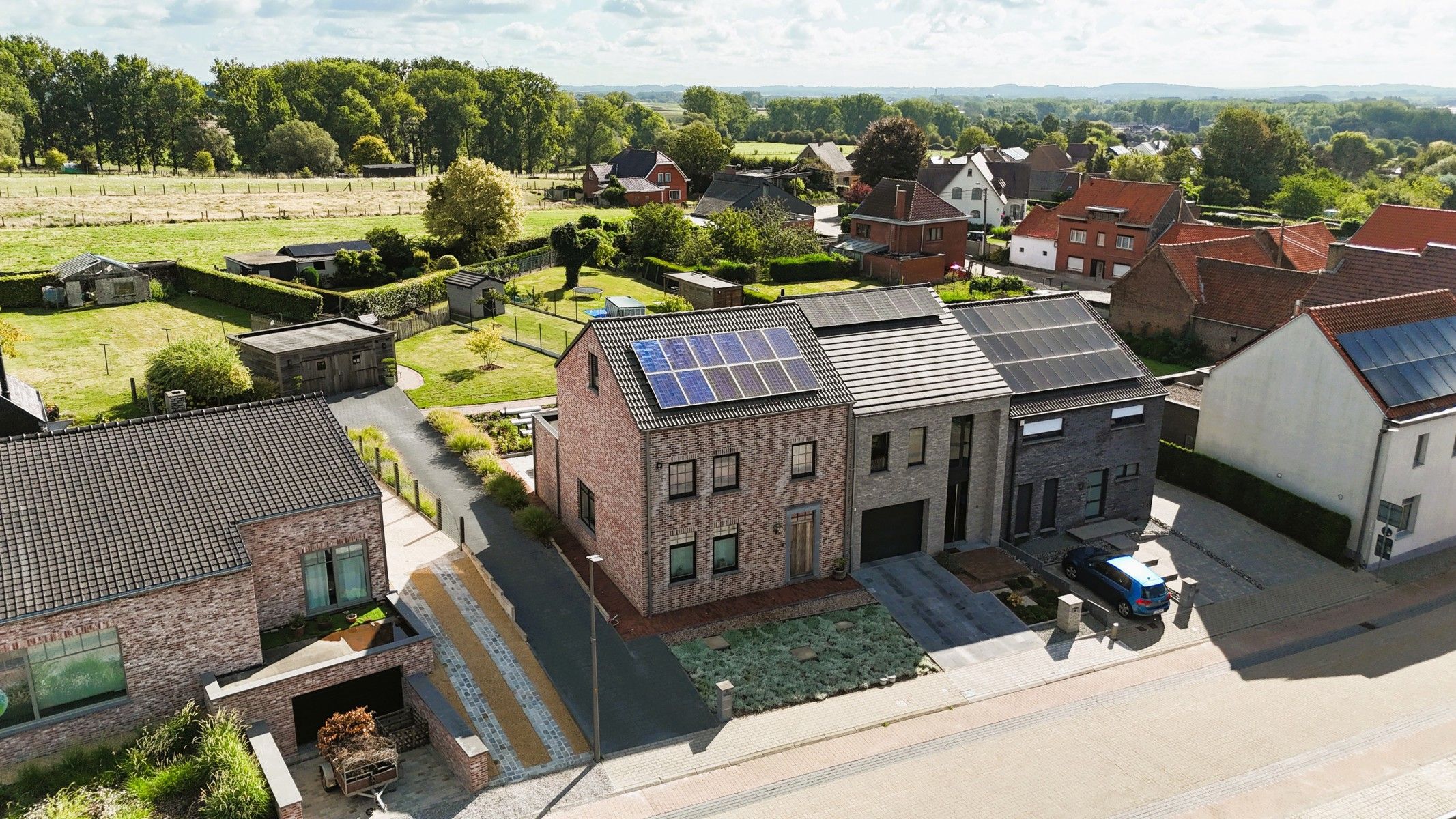 Recente woning (2018) met prachtige tuin en ruime garage foto 2