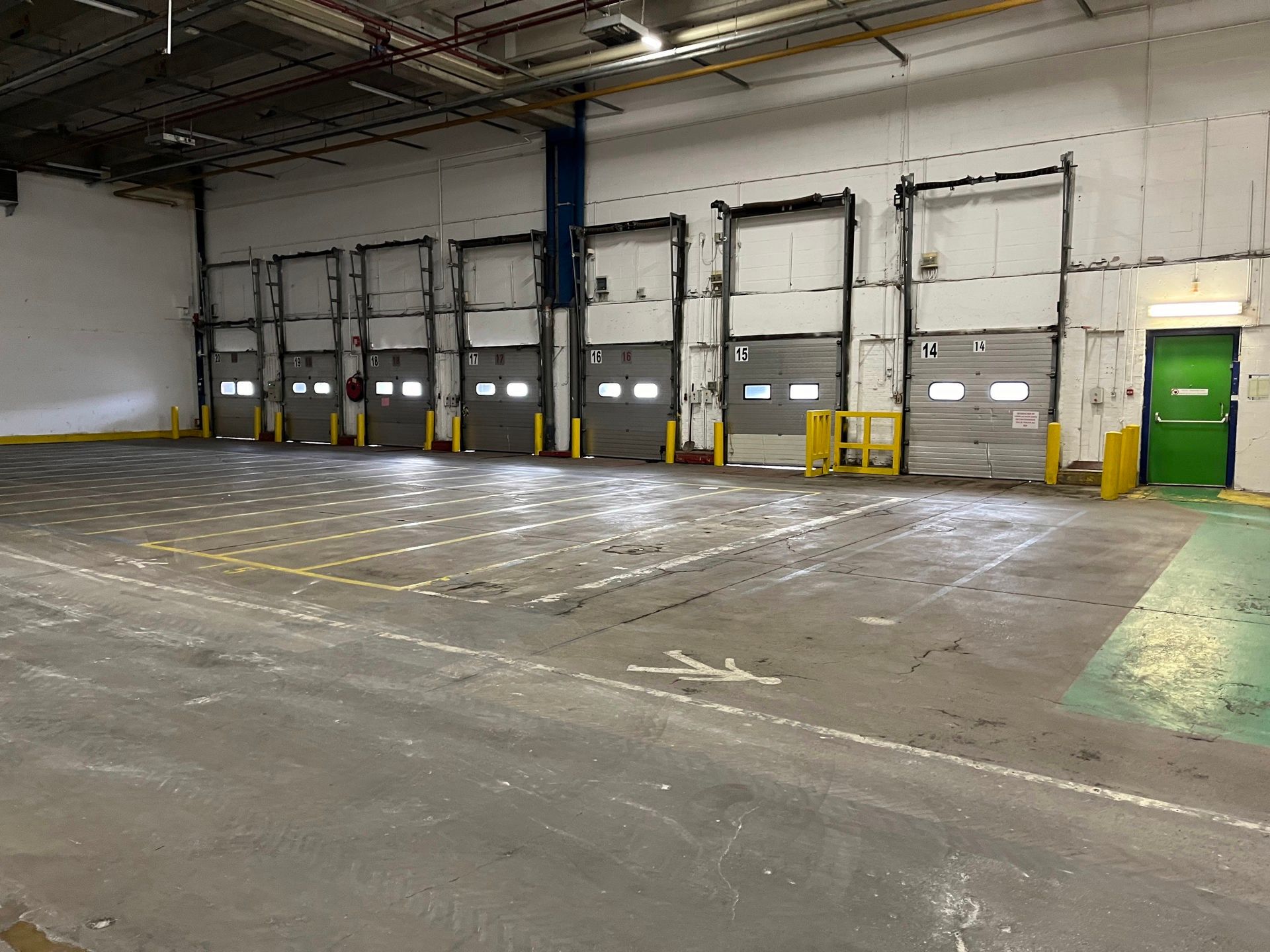 Magazijnen met kantoor en ruime parking te huur foto 2