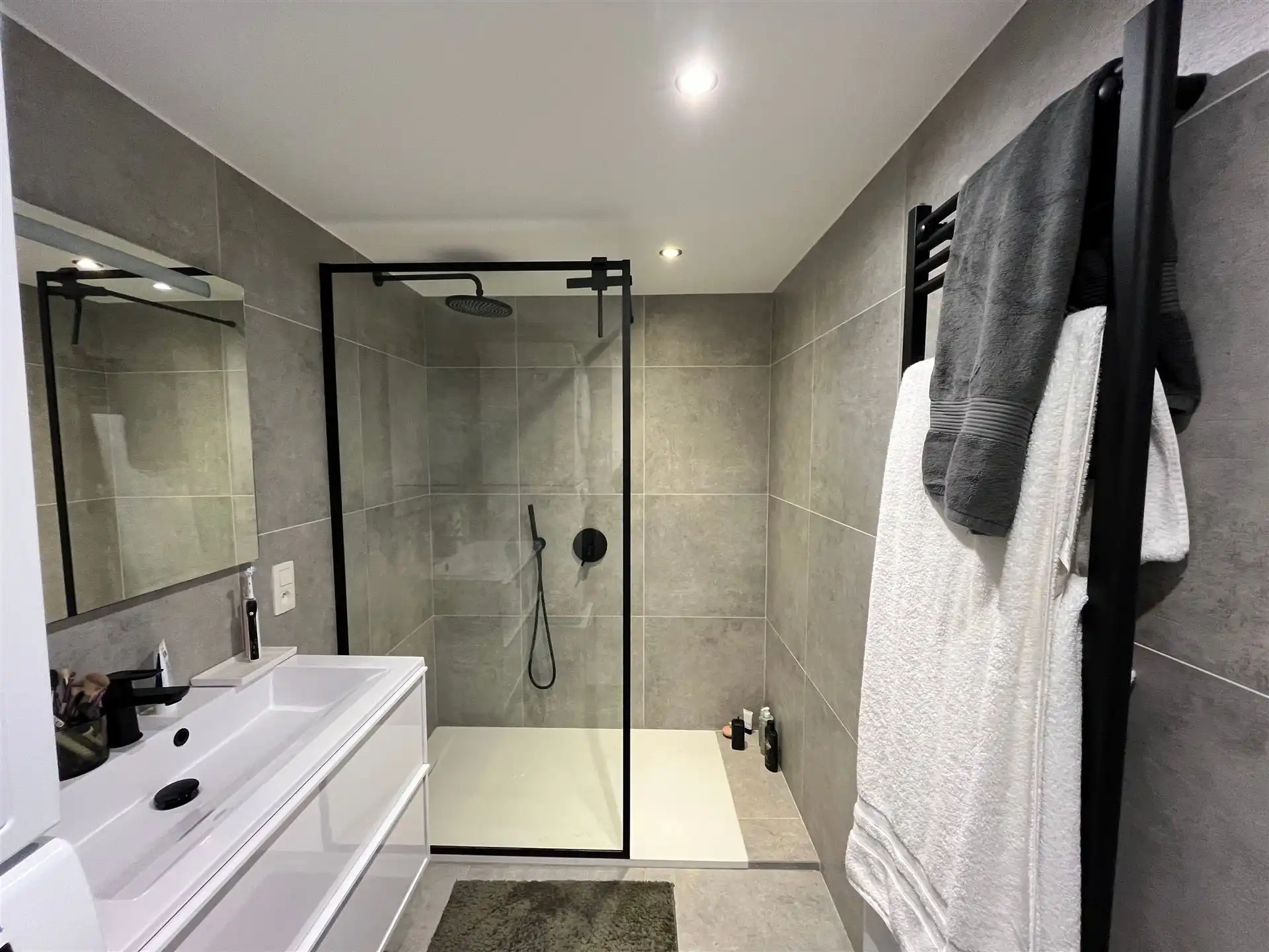 Gerenoveerd 2-slaapkamerappartement met zonnig terras in Berchem foto 3