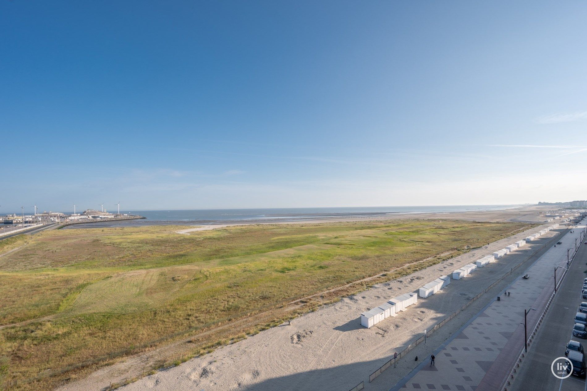 Ruim appartement ( 7 m gevelbreedte ) met frontaal zeezicht voorraan en prachtig open zicht achteraan gelegen op de Zeedijk te Heist.  foto {{pictureIndex}}