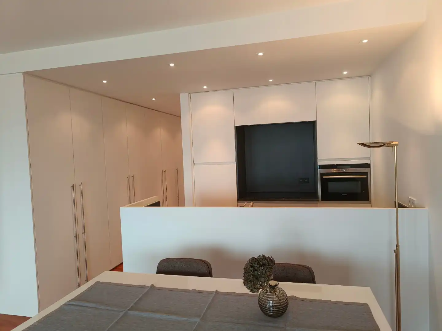 Ongemeubelde studio op zeedijk  met frontaal zeezicht foto 13