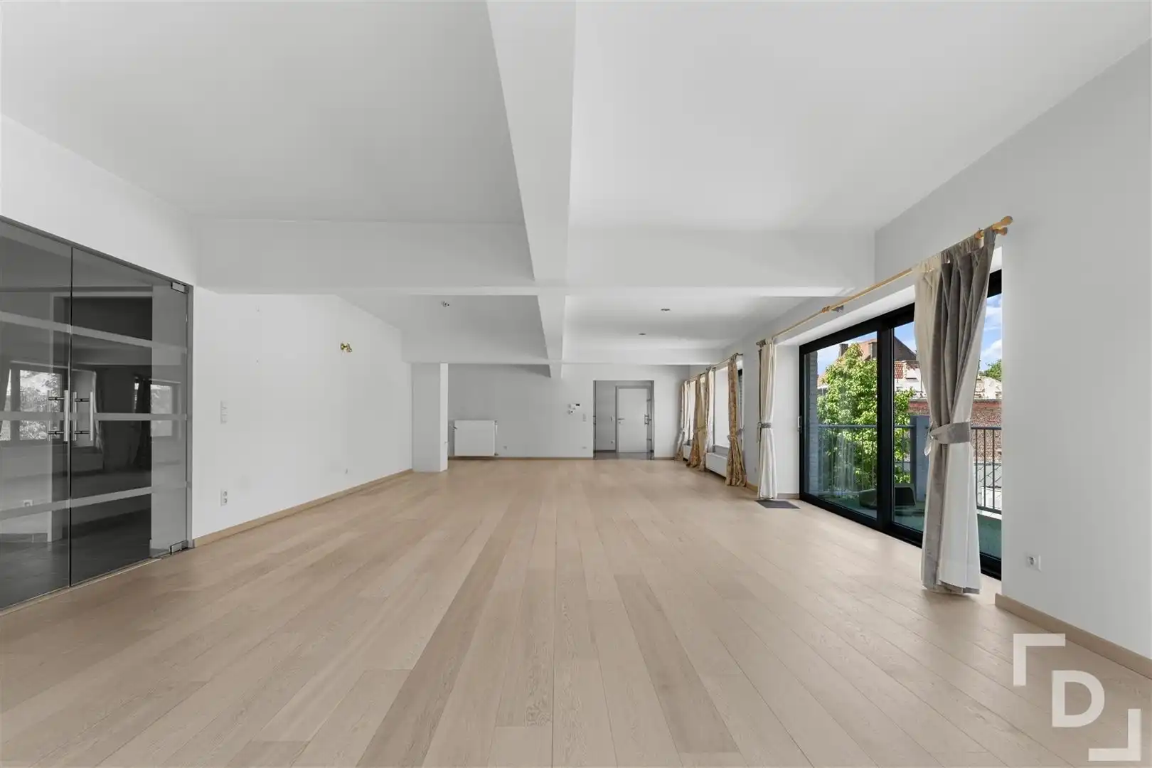 Appartement van 300m² met garage op toplocatie in Ieper foto 2
