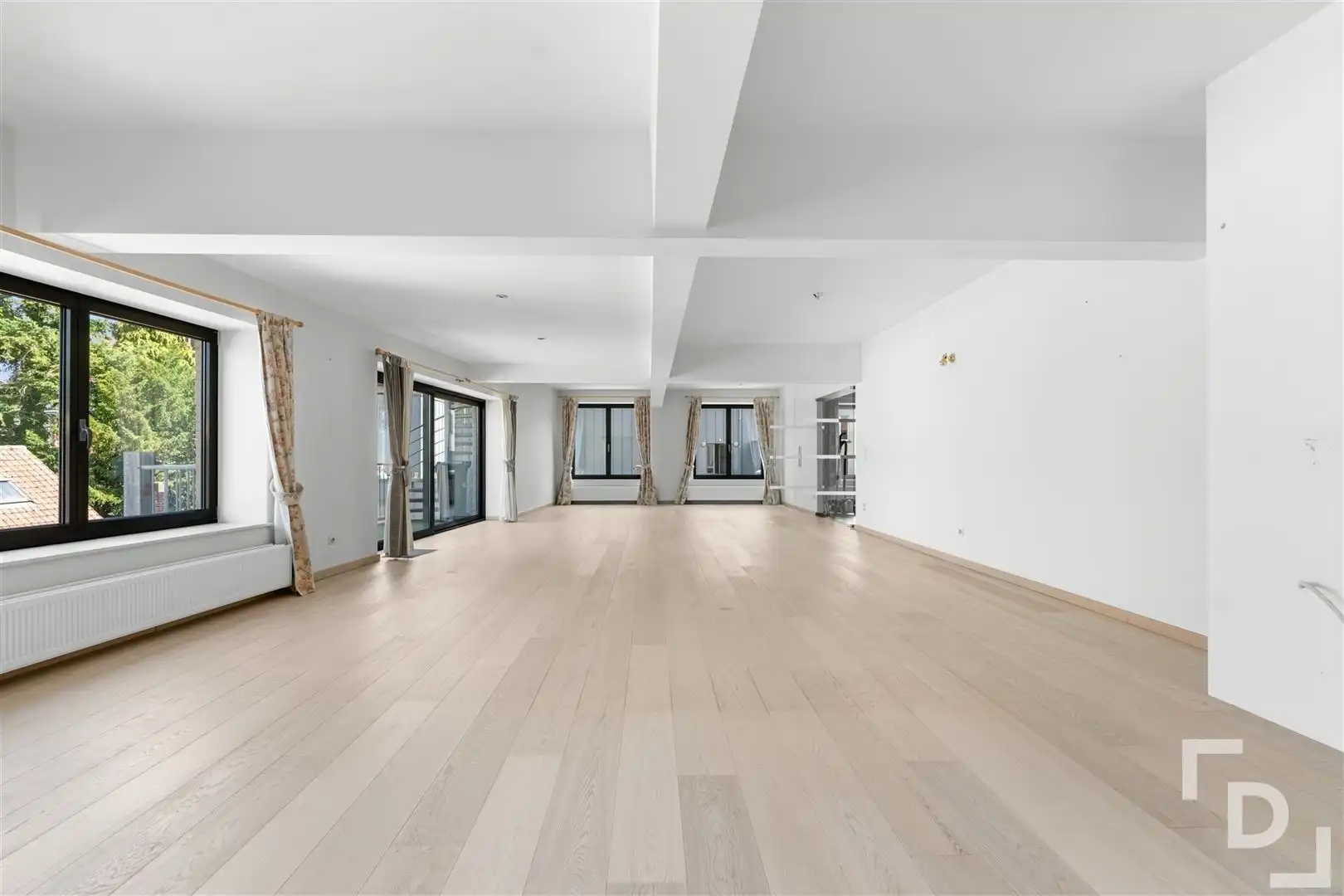 Appartement van 300m² met garage op toplocatie in Ieper foto 2