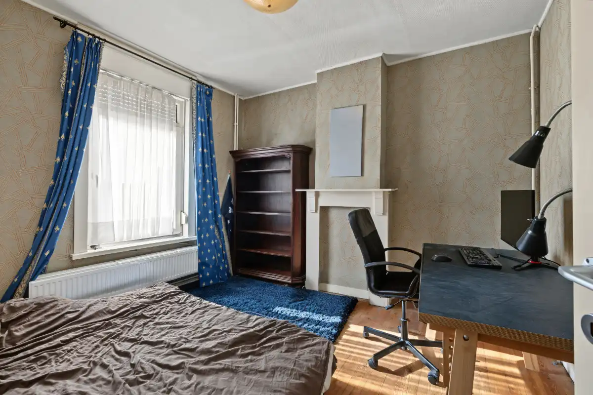 Gunstig gelegen rijwoning met zonnige tuin en praktische zijdoorgang foto 12