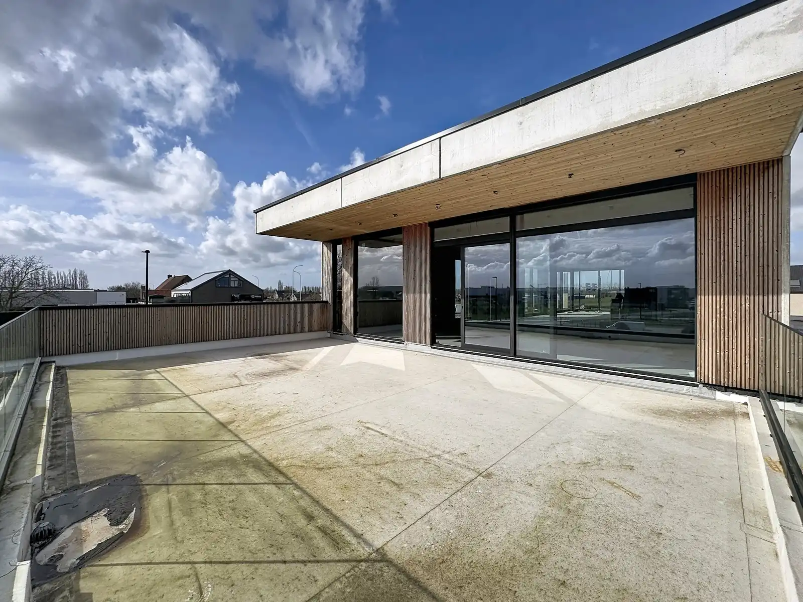 Op hoek-en zichtlocatie te Maldegem: Casco-KANTOORRUIMTE (285m²) met zonne-TERRAS (50m²) TE HUUR op eerste verdieping (lift aanwezig)! foto 13