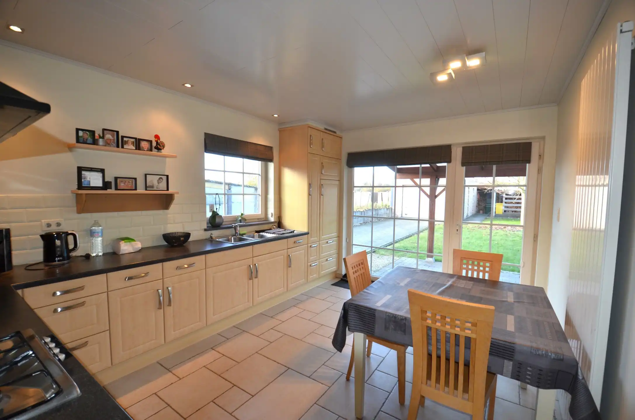 Leuke halfopen bebouwing met drie slaapkamers foto 16