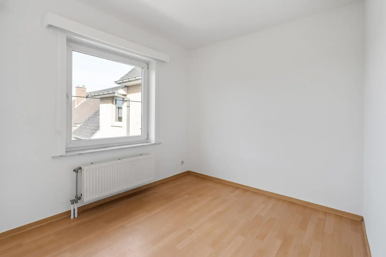 Instapklaar appartement met garagebox aan de markt van Olsene foto 14