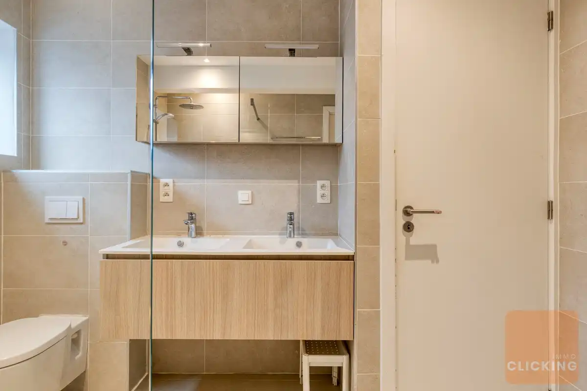 Stijlvol en recent appartement met tuin en patio foto 16