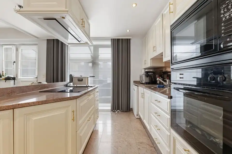 RUIME EN LICHTRIJKE GEZINSWONING MET GARAGE, TERRAS EN SAUNA IN TONGEREN foto 11