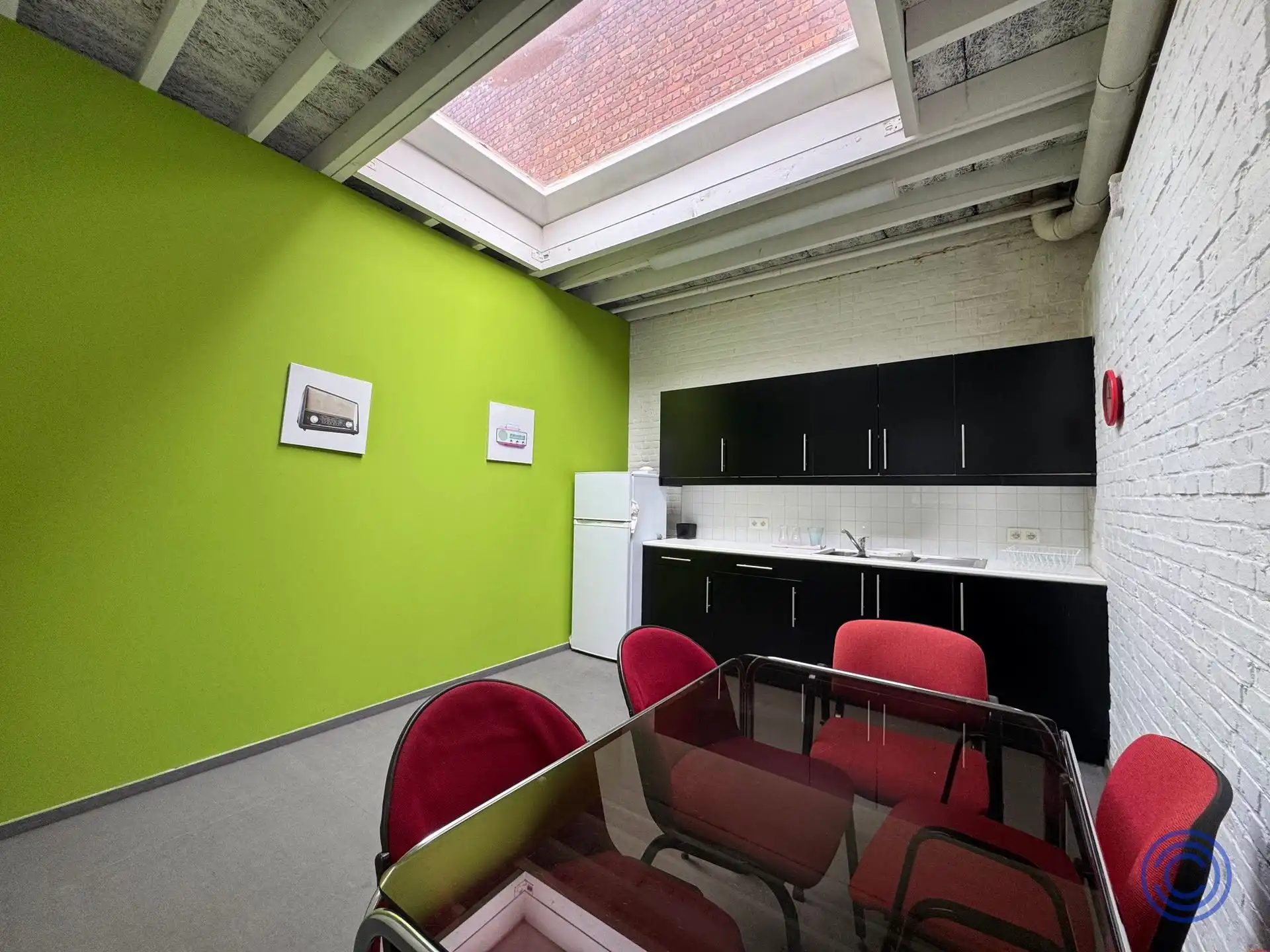 Magazijn met kantoorruimte te huur op toplocatie – perfect voor efficiënte bedrijfsactiviteiten. foto 10