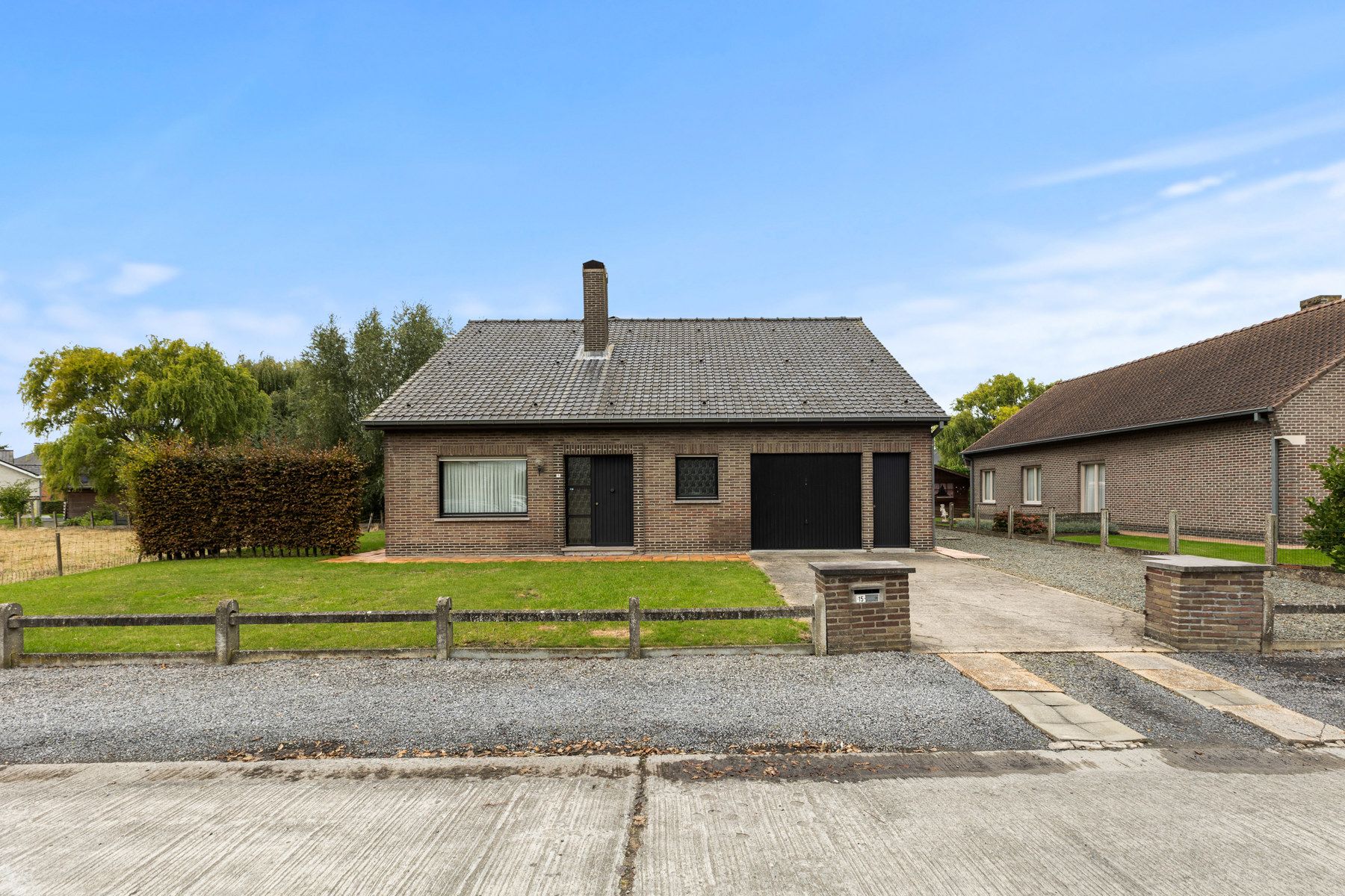 Te renoveren woning in een residentiële wijk foto 2