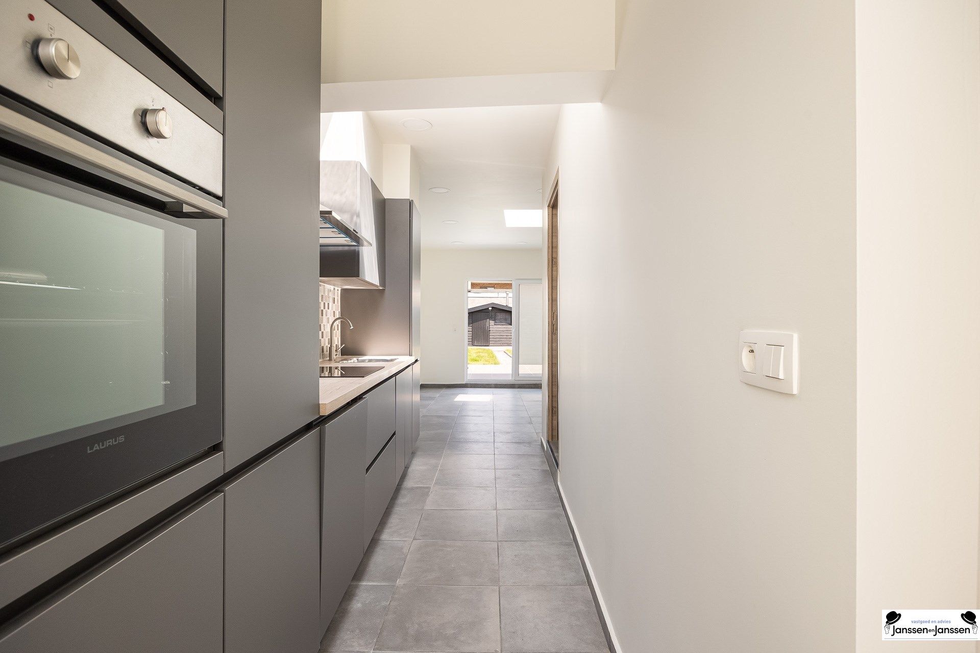 Instapklare woning met ruime tuin in hartje Willebroek foto 4