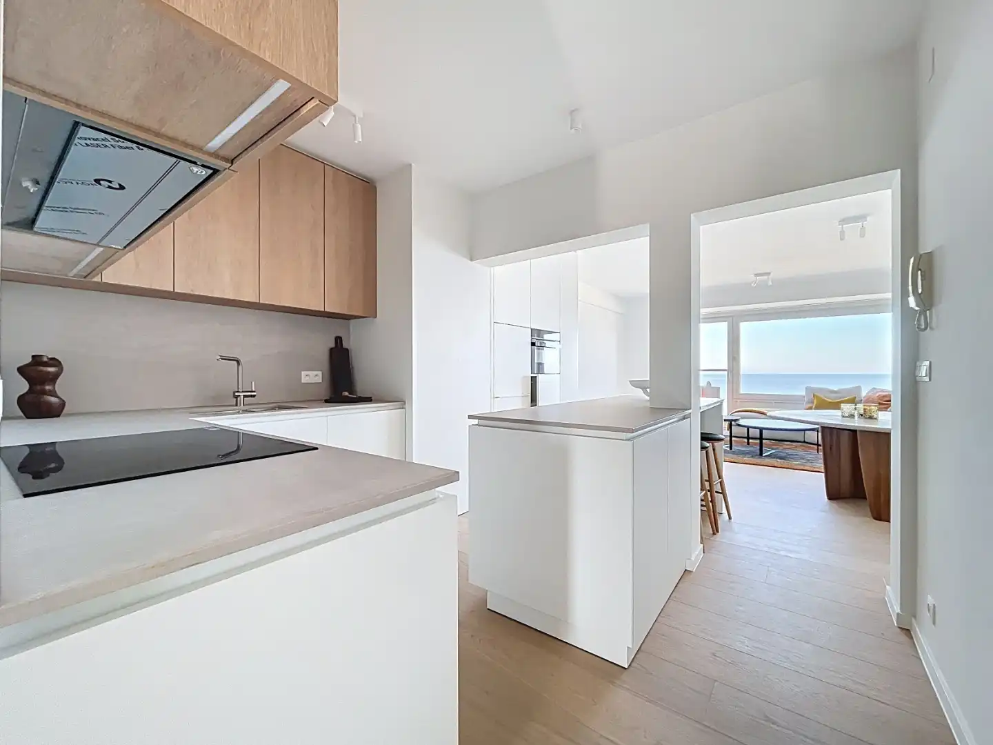 Twee slaapkamer appartement (gerenoveerd 2025) met frontaal zeezicht foto 3