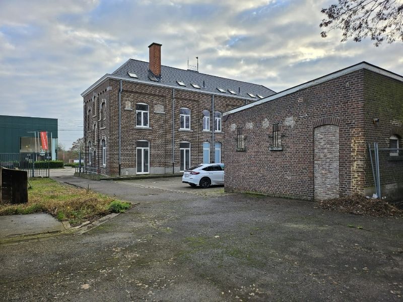 3 gerenoveerde woningen in halfopen en gesloten bebouwing. foto 26