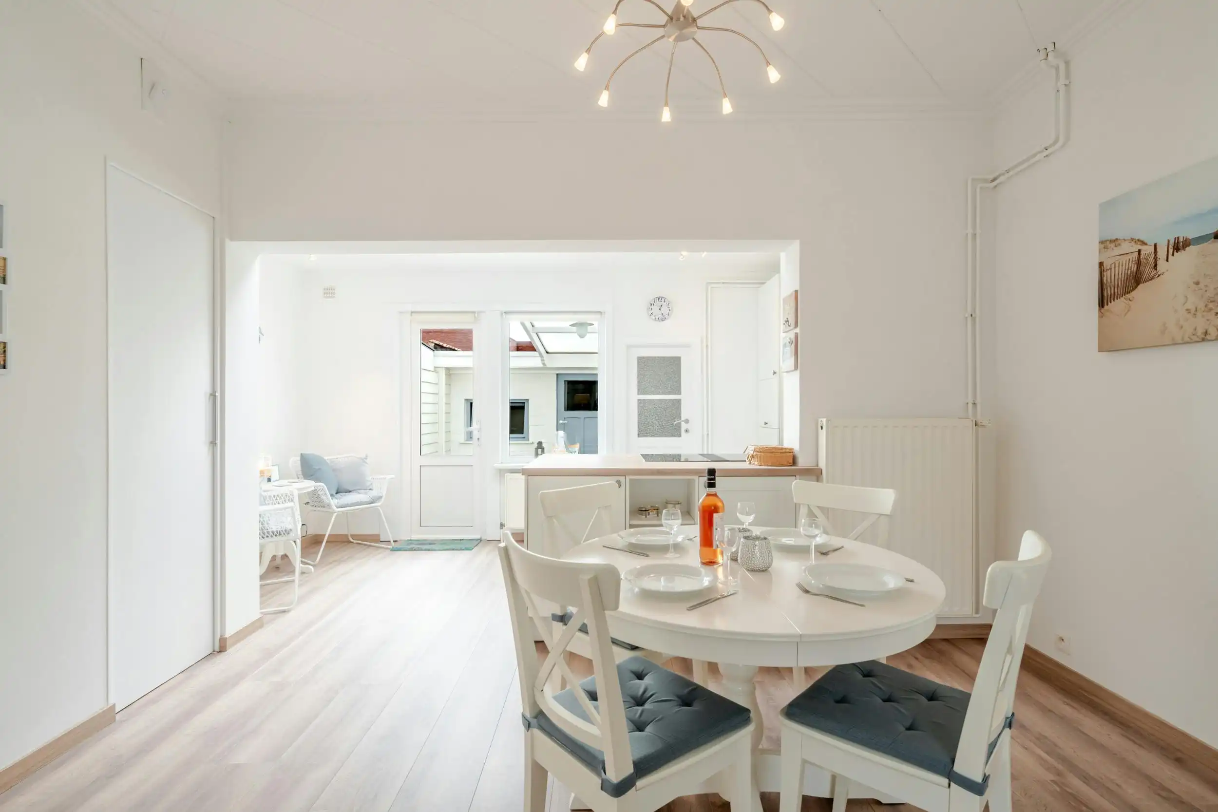 Gerenoveerde woning met twee slaapkamers en stadsterras. foto {{pictureIndex}}