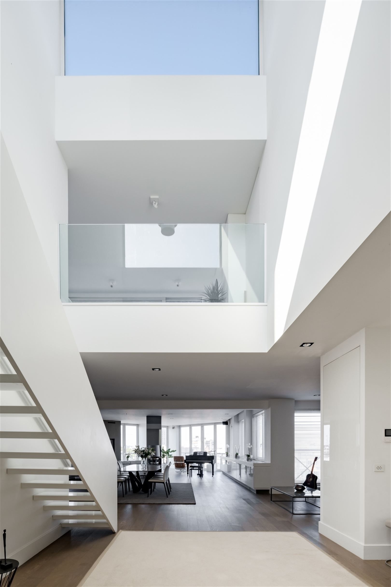 UNIEK dakappartement met grote terrassen en autostaanplaatsen foto 2