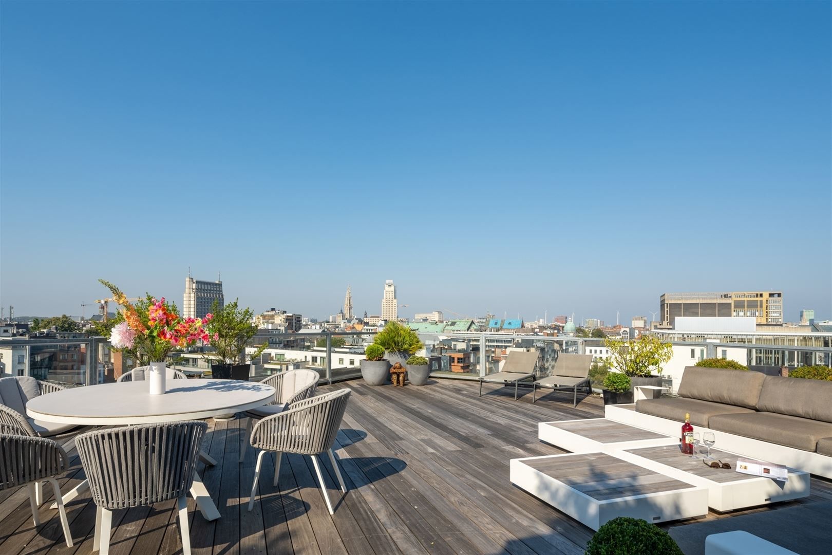 UNIEK dakappartement met grote terrassen en autostaanplaatsen foto 2